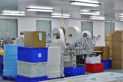 湖北仙桃:抓緊口罩生產 助力國際防疫