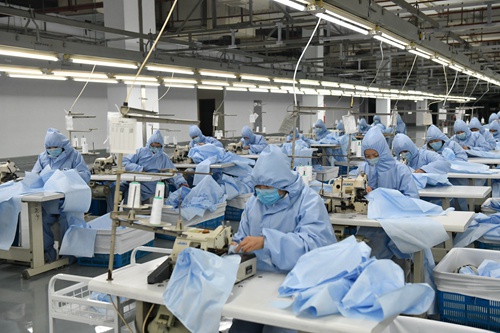 言必信 行必果 初心使命:讓紅豆西服生產(chǎn)線&ldquo;秒改&rdquo;防護服生產(chǎn)線